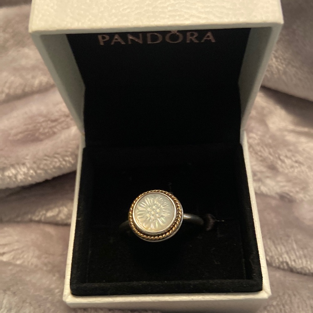 Pandora SS 14 kt gold mother of pearl daisy signet ring